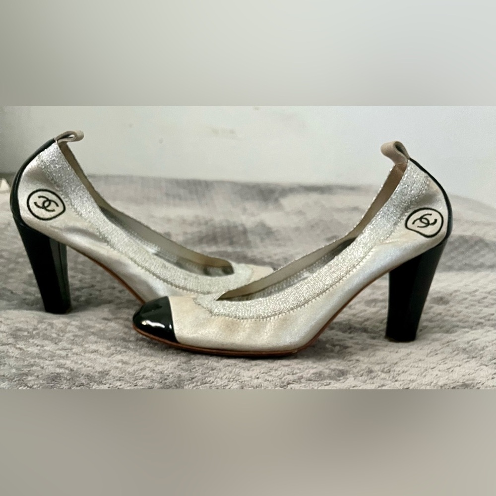 CHANEL CC LOGO PUMPS
Silver Black Patent Leather 
Metallic Elastic 
Italy 7.5